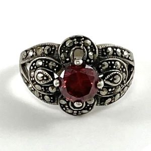 🥀🥀Elegant Antique Garnet Marcasite Sterling Silver Ring